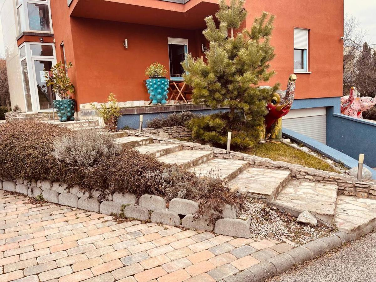 Rosehill Garden Family Villa With A Great Budapest View ภายนอก รูปภาพ