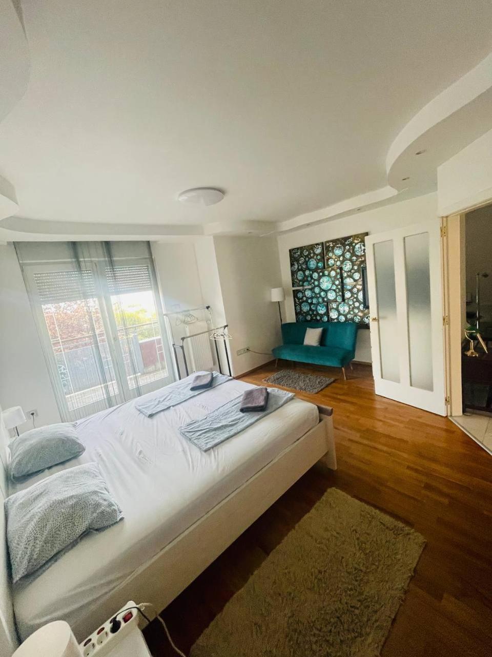 Rosehill Garden Family Villa With A Great Budapest View ภายนอก รูปภาพ
